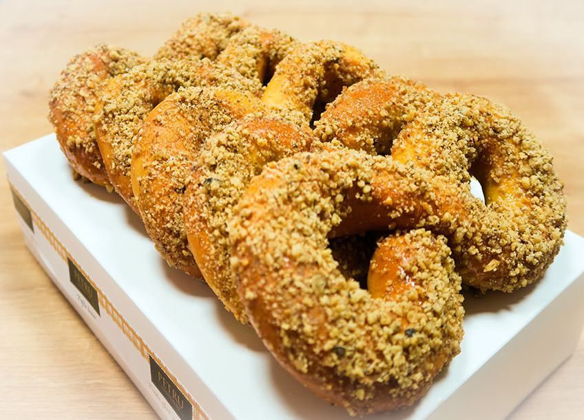 Sfinții tradiționali cu nucă și miere au revenit la PETRU