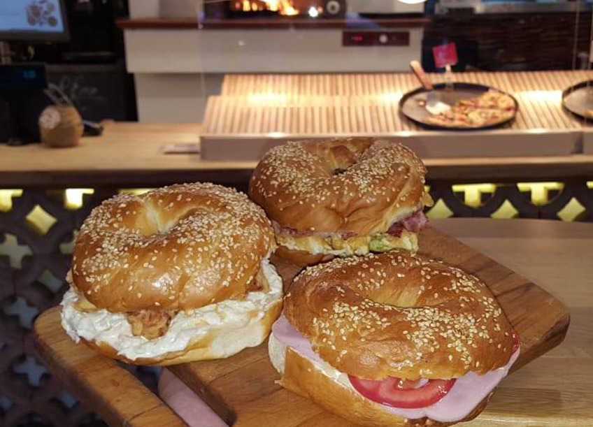 Două sortimente de bagel la PETRU Bistro Iași