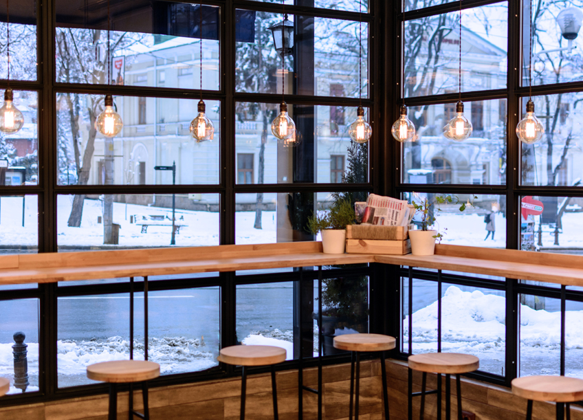 Happy Hour și oferte ispititoare la simigeriile cu servire în interior